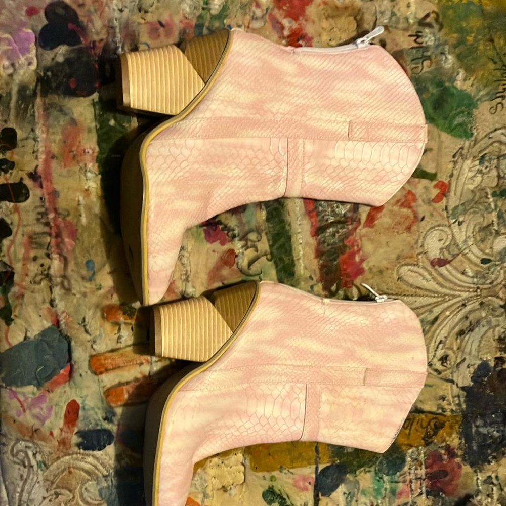cute barely worn women’s shoes used to be 60$ now only 20$ cute and country